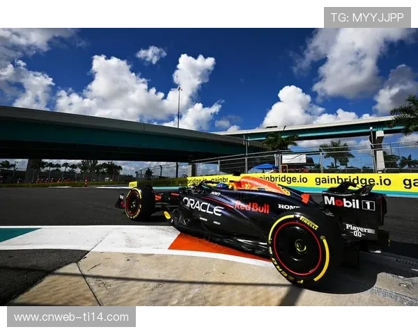 维斯塔潘软胎终极冲刺未果,安东内利沉稳防守锁亚军 维斯塔潘软胎终极冲刺未果,安东内利沉稳防守锁亚军