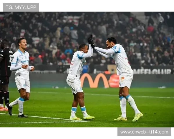 老将奥巴梅扬马赛百场里程碑，俱乐部颁发纪念奖盘